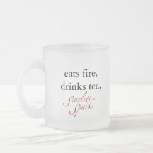 Scarlett chispea la taza