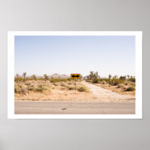 Señal de tráfico en el desierto poster