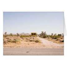 Señal de tráfico en el desierto tarjeton