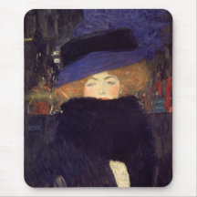 Señora con el gorra y la boa de plumas - Gustavo K Alfombrilla De Ratón