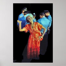 Señora mayor y polis poster