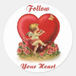 Siga su corazón pegatina redonda