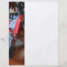 Silla de peluquero roja tarjetón