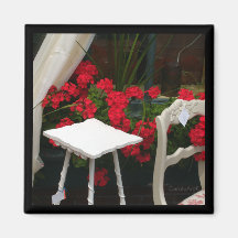 Silla roja del blanco de los geranios iman de frigorífico