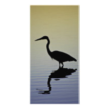 Silueta azul del pájaro de la garza en la puesta d plantilla para tarjeta de foto