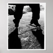 Silueta blanco y negro de los patines posters