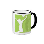 Silueta de dos mujeres que juegan a voleibol taza