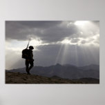 Siluetas militares en dios que confiamos en posters