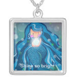 Sirena con los collares brillantes de la perla collares