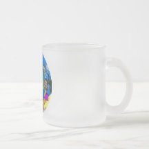 Sirenas en el océano con la taza de los delfínes