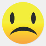 Smilie hace frente a triste etiquetas redondas