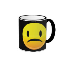 Smilie hace frente a triste taza de café