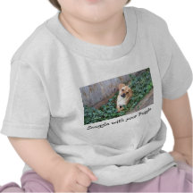 Snuggle con su camiseta del bebé de Puggle