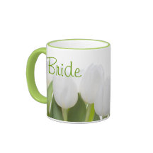Solamente la novia bebe aquí la taza
