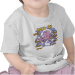 Sostenga camiseta del bebé de la mano