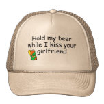 Sostenga mi cerveza mientras que beso a su novia gorra