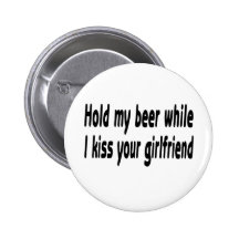 Sostenga mi cerveza mientras que beso a su novia pin