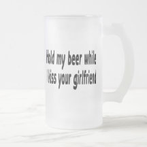 Sostenga mi cerveza mientras que beso a su novia taza