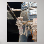 Spacewalk y telescopio espacial de Hubble Poster