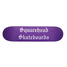 Squarehead anda en monopatín cubierta