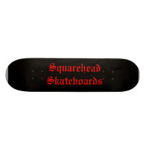 Squarehead anda en monopatín cubierta