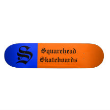 Squarehead anda en monopatín cubierta