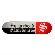 Squarehead anda en monopatín cubierta