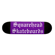 Squarehead anda en monopatín cubierta