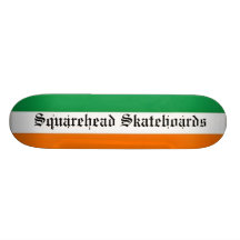Squarehead anda en monopatín cubierta irlandesa