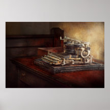 Steampunk - una máquina de escribir vieja crujient poster
