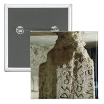 Stele con el texto de una ley sagrada pins
