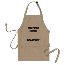 Su papá está cocinando delantal