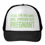 Su toda la diversión y juegos hasta alguien consig gorras