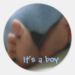su un pegatina de los pies del bebé del muchacho