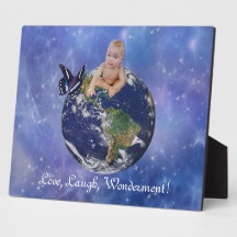 Sueño del mundo de un bebé lindo placas