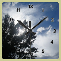 Sun a través de las nubes reloj de pared