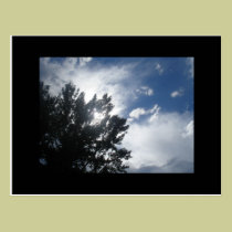 Sun a través de las nubes tarjetas postales