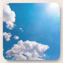 Sun estalló en un cielo azul y las nubes posavasos de bebida