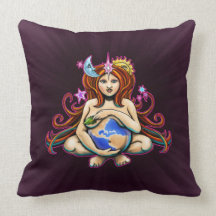 Sun protagoniza diseño de la madre tierra de la lu cojin