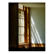 Sun que fluye a través de ventana postales