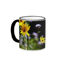 Susans observado negro y flora púrpura taza