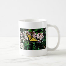 Swallowtail occidental del tigre en el flujo blanc tazas