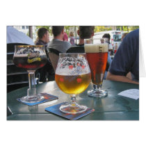 Tabla de la taberna con la cerveza en Pub de Gante tarjetas