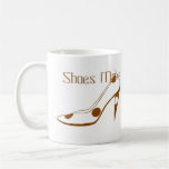 Tacones altos del diseñador para las mujeres que a tazas
