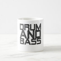 Tambor y bajo tazas de café