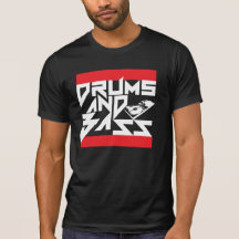Tambores y camisa oscura baja