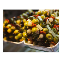 Tapas hechos con las aceitunas rellenas postal