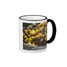 Tapas hechos con las aceitunas rellenas tazas de café
