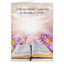Tarjeta de condolencia con las flores y la biblia 