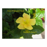 Tarjeta de cumpleaños amarilla del hibisco de los 